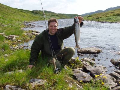 Ved fullmåne 11.juli biter sjørøya i Risfjordelva