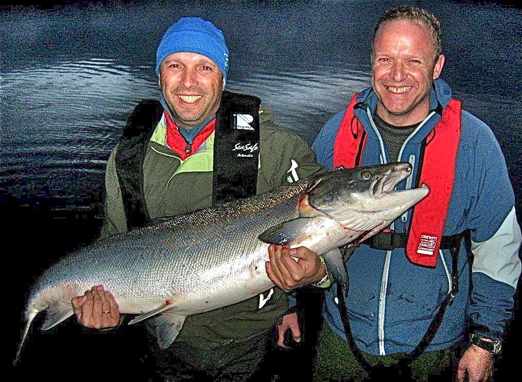Førstereisgutt i Namsen tok storlaksen på harlingfiske