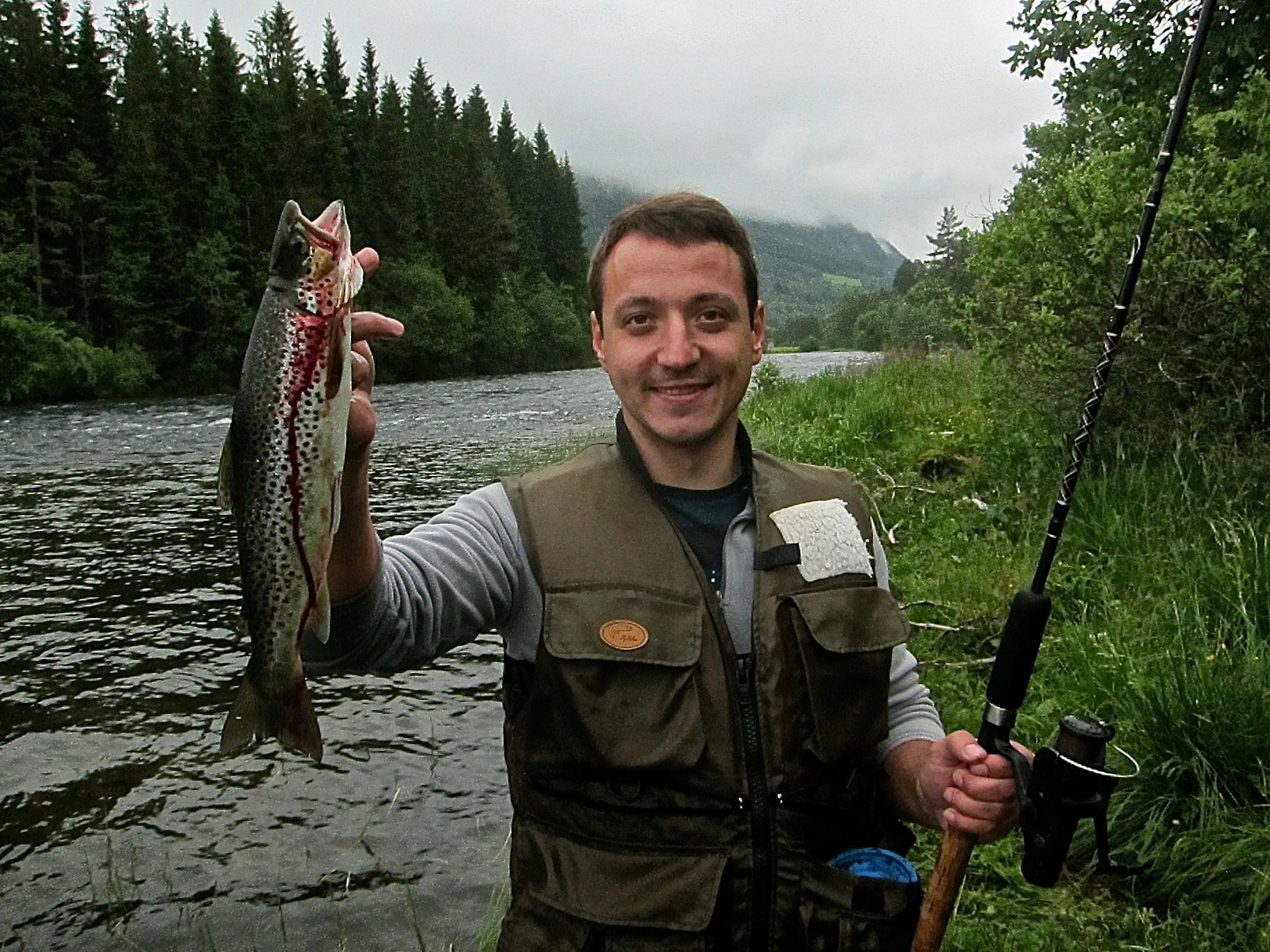I kald og flomstor elv må du ha lært deg fisketeknikken