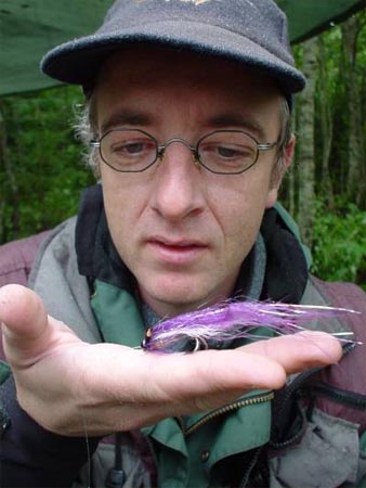 Øverst en formiddagsfangst for gjestene på Hembre gård ved Stjørdalsleva. Nederst viser Jan Sakshaug frem sin selvkomponerte lilla-flue som har skapt slik ståhei i sportsfiskemiljøet i Nord-Trøndelag.