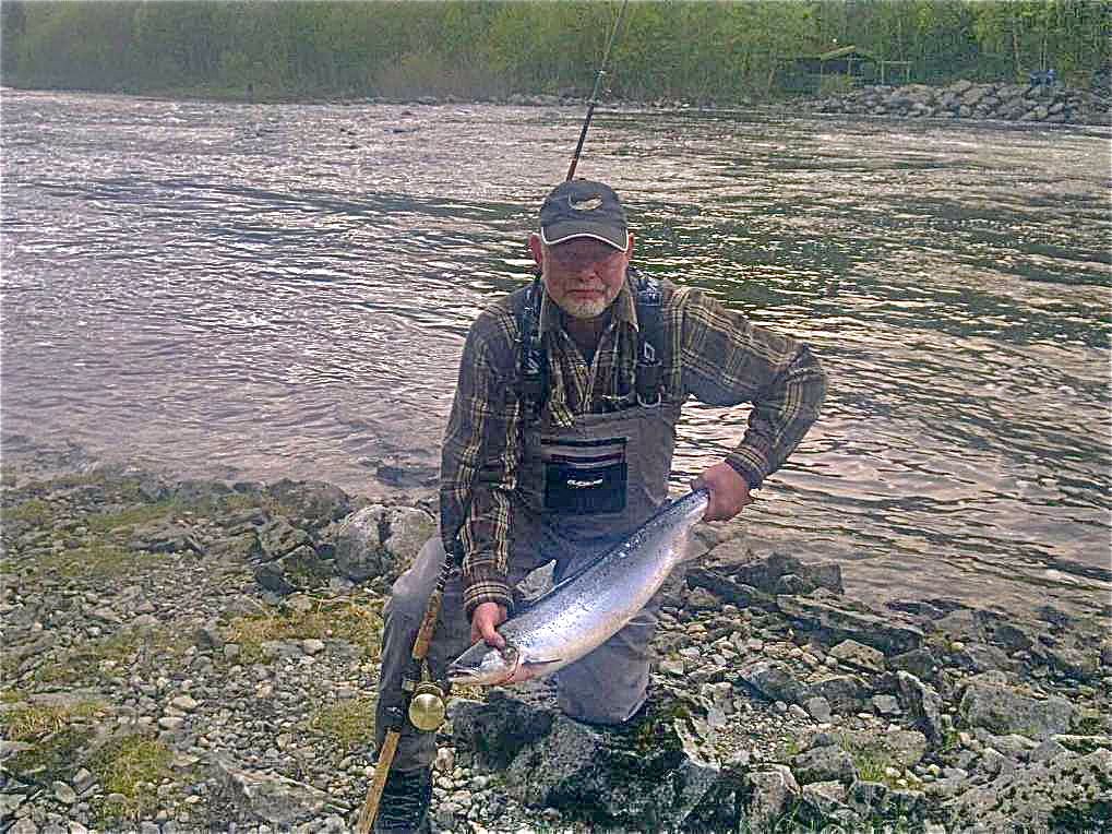 Årets første laks landet i Stordalselva