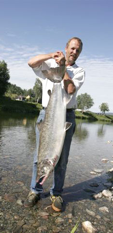 17,7 kilo er årets største laks i Surna!