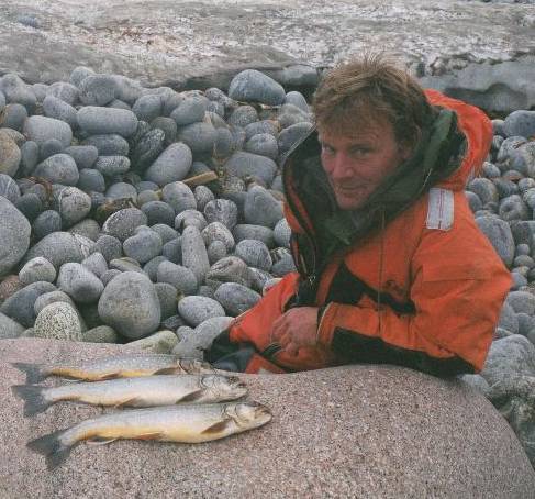 Med fluestang og rifle etter stor-røya i Vårfluvatnet!