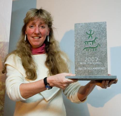 Villmarksjenta fra Telemark lager smykker av elgtenner!