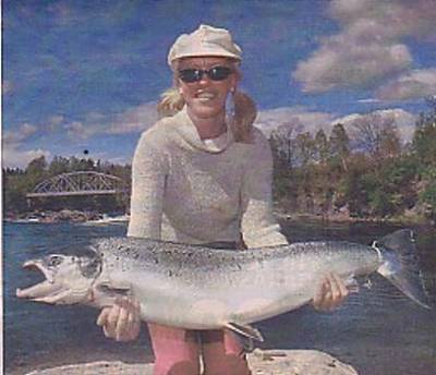 Dette var rått! En utrolig opplevelse, sa Marianne Slettetveit fra Skien, med storlaksen sin på 13,6 kilo som hun under Holmsfoss 16.mai 2002.