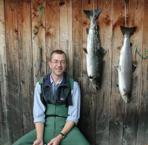 En småtrøtt, men storfornøyd fisker, Robert Saemann-Ischenko, etter en morsom natt i elva på Stavne-Uv sone 1. Etter først å ha hatt en storlaks på kroken omkring midnatt - som han dessverre mistet - ble Robert ut på morgenkvisten belønnet med 2 fine