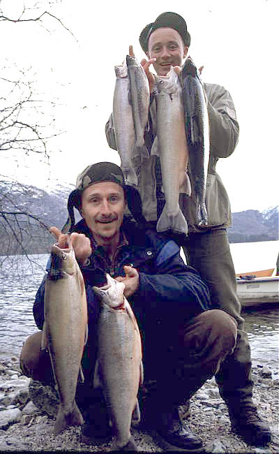 Bjørn Erik Johansen ( bak) og Geir Johansen viser oss noe av helgens fangst.