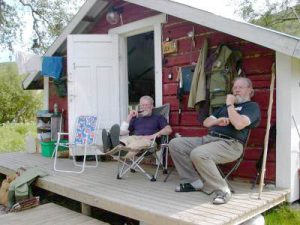På verandaen ser vi de to jubilanter sammen, klar til å feire sine 40 år ved Tanas bredder.