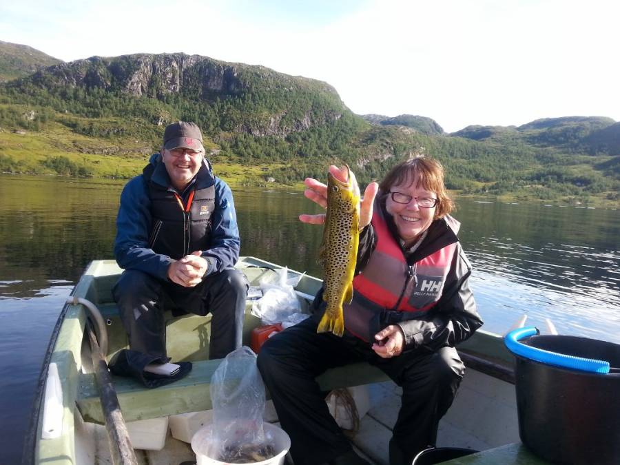 Prosjektleiar for utfisket, Ola Kringlen, og kona Britt Kringlen. - Det er morosamt å sjå endringane i fisken og tenkje at dette har eg bidrege til, seier ho. Foto: Privat